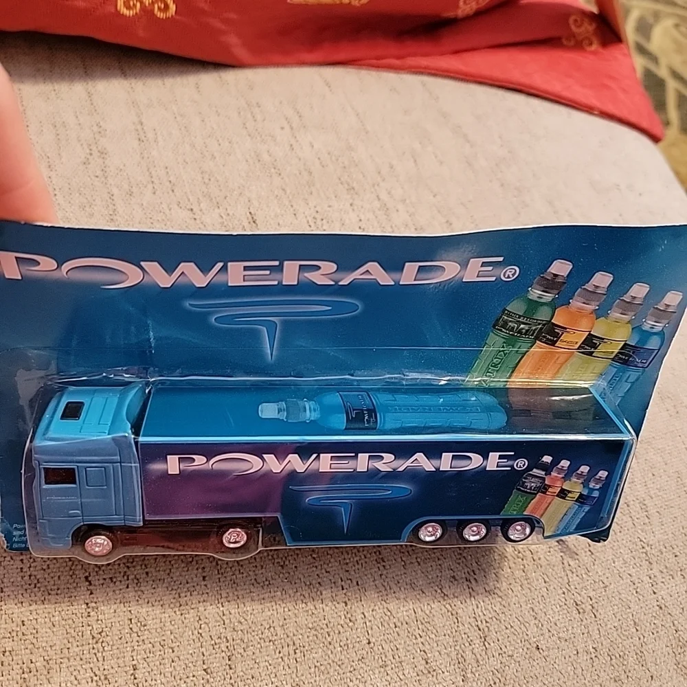 DGD DAF Lorry & Powerade Trailer - OO/HO - New & Carded